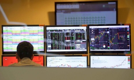 Karyawan memantau Indeks Harga Saham Gabungan (IHSG) pada layar komputer di Bursa Efek Indonesia (BEI), Jakarta, Kamis (22/1). (Republika/ Yasin Habibi)