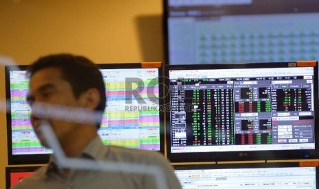 Karyawan memantau Indeks Harga Saham Gabungan (IHSG) pada layar komputer di Bursa Efek Indonesia (BEI), Jakarta, Kamis (22/1). (Republika/ Yasin Habibi)