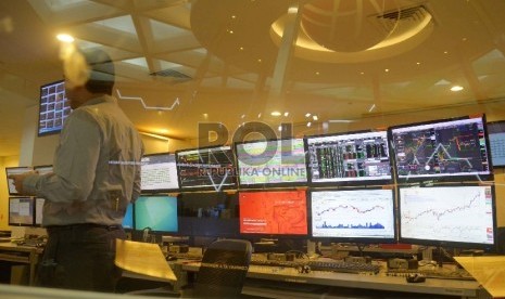 Karyawan memantau Indeks Harga Saham Gabungan (IHSG) pada layar komputer di Bursa Efek Indonesia (BEI), Jakarta, Kamis (22/1). (Republika/ Yasin Habibi)