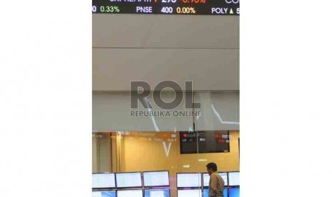 Karyawan memantau Indeks Harga Saham Gabungan (IHSG) pada layar komputer di Bursa Efek Indonesia (BEI), Jakarta, Kamis (9/7).