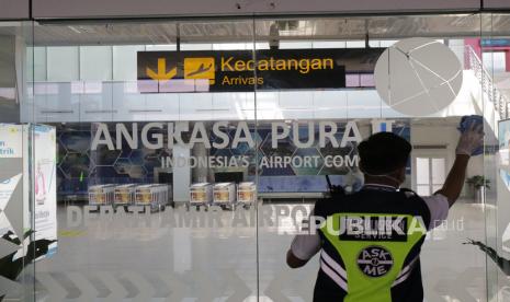 Karyawan membersihkan kaca di terminal kedatangan Bandara Depati Amir, Pangkalan Baru, Kepulauan Bangka Belitung, Jumat (6/3/2020). Bandara Depati Amir Pangkalpinang Provinsi Kepulauan Bangka Belitung menambah dua extra flight (penerbangan ekstra) guna melayani masyarakat yang melakukan arus balik Lebaran Idul Fitri 1444 Hijriah.