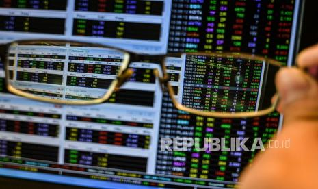 Tertekan Kenaikan Wall Street, Harga Emas Tergerus