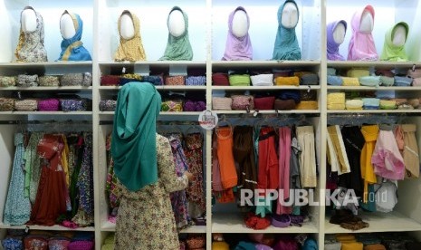 Karyawan menata busana hijab di Gerai Elzatta ,Jakarta, Kamis (8/9). (Republika/Prayogi)