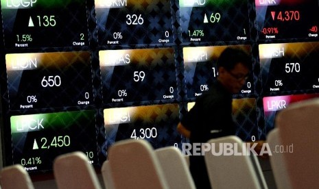 Karyawan menata kursi di depan monitor pergerakan Indeks Harga Saham Gabungan (IHSG) di Bursa Efek Indonesia, Jakarta, Jumat (25/1).