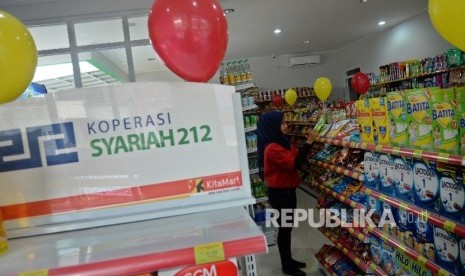  Karyawan menata produk di Mini Market KitaMart di Jatiasih, Bekasi, Jawa Barat, Rabu (29/3). 