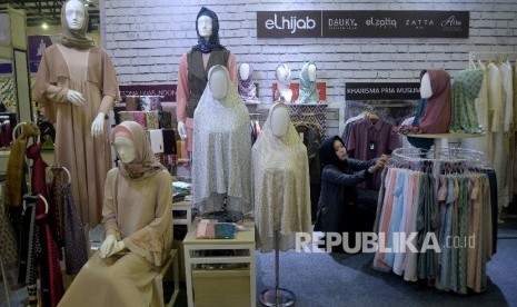 Karyawan menata produk fasion muslim yang di pamerakan pada The 2nd Indonesia Internasional Halal Lifestyle Expo & Conference (INHALEC) di Balai Kartini, Jakarta, Kamis (19/10).