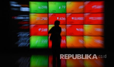 Indeks Harga Saham Gabungan (IHSG) bergerak di zona negatif pada perdagangan pagi ini Jumat (24/7). Indeks saham melemah 0,64 persen atau berkurang 32,84 poin ke posisi 5.112,16. 