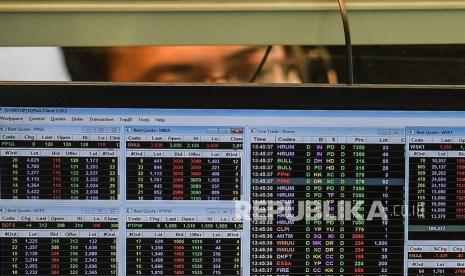 Karyawan mengamati pergerakan harga saham di Jakarta, Kamis (11/2). PT Erdikha Elit Sekuritas meluncurkan fitur online trading untuk menyasar calon nasabah milenial. Associate Director PT Erdikha Elit Sekuritas, Lisa Gillian menyampaikan aplikasi perdagangan daring ini menawarkan kemudahan dan kenyamanan, serta menjamin keamanan calon pengguna.