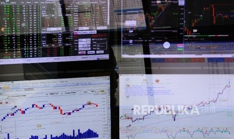 Karyawan mengamati pergerakan Indeks Harga Saham Gabungan (IHSG) di Bursa Efek Indonesia, Jakarta. ilustrasi (Republika/ Tahta Aidilla)