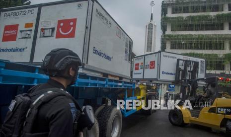 Karyawan mengangkut Envirotainer berisi bahan baku vaksin COVID-19 Sinovac saat tiba di Bio Farma, Bandung, Jawa Barat, Senin (31/5/2021). Sebanyak delapan juta dosis bahan baku (bulk) vaksin COVID-19 Sinovac pada tahap ke-14 kembali diterima oleh Bio Farma untuk selanjutnya diproses produksi dan didistribusikan guna percepatan vaksinasi COVID-19 kepada masyarakat Indonesia. 