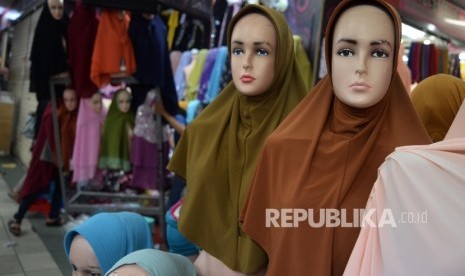  Karyawan menjaga salah satu toko kerudung muslimah di Thamrin City, Jakarta, Selasa (10/1). 