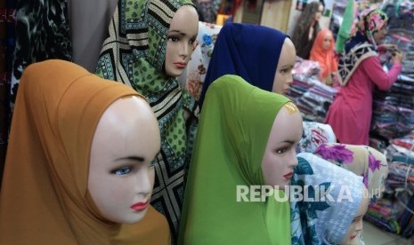  Karyawan menjaga salah satu toko kerudung muslimah di Thamrin City, Jakarta, Selasa (10/1). 