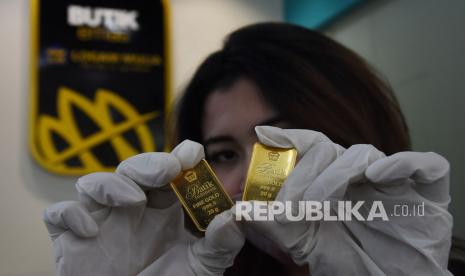 Harga emas berjangka tergelincir pada akhir perdagangan Jumat (11/9) karena aksi ambil untung setelah menguat tiga hari berturut-turut.