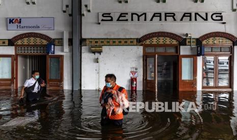 Karyawan menyelamatkan sejumlah barang dari kantor yang terendam banjir di Stasiun Tawang, Semarang, Jawa Tengah, Sabtu (6/2/2021). Akibat banjir setinggi hingga 70 cm tersebut, PT KAI (Persero) DAOP 4 Semarang mengalihkan sejumlah rute perjalanan kereta api.