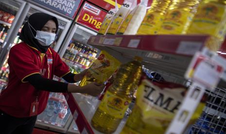 Karyawan menyusun minyak goreng kemasan yang dijual di salah satu minimarket di Palembang, Sumatera Selatan, Rabu (19/1/2022). Menteri Perdagangan Muhammad Lutfi menetapkan kebijakan satu harga minyak goreng kemasan premium ataupun sederhana yakni Rp14.000 per liter yang dijual di seluruh minimarket mulai Rabu (19/1/2022).