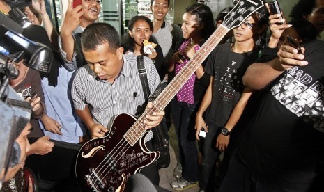 Karyawan Pemprov DKI Jakarta menunjukkan gitar bass milik Gubernur DKI Jakarta Joko Widodo saat melaporkan gitar tersebut ke Direktorat Gratifikasi KPK, Jakarta, Senin (6/5).