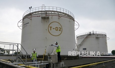 Karyawan Pertamina mengecek kualitas bahan bakar Avtur sebelum disalurkan untuk pesawat di Depot Pengisian Pesawat Udara (DPPU) Bandara Internasional Juanda, Sidoarjo, Jawa Timur, Kamis (4/7/2019).