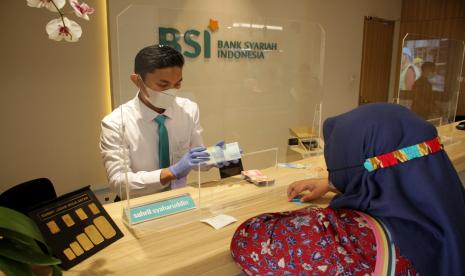 Karyawan PT Bank Syariah Indonesia Tbk (BSI) melayani nasabah di kantor BSI Regional XI Makassar, Sulawesi Selatan.