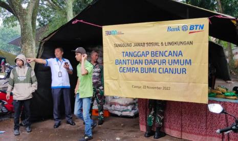 Karyawan PT Bank Tabungan Negara (Persero) Tbk (BTN) menyerahkan bantuan sembako dan membangun dapur umum bagi korban gempa Cianjur, di Cianjur, Jawa Barat, Rabu (23/11/2022). 