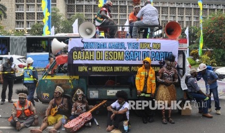 Karyawan PT Freeport Indonesia berunjuk rasa di depan Kantor Kementerian Energi dan Sumber daya Mineral (ESDM), Jakarta. 