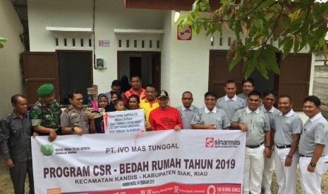 Karyawan PT Ivo Mas Tunggal yang juga merupakan relawan Tzu Chi Sinar Mas bersama dengan muspika melakukan serah terima rumah kepada Ibu Asra dan keluarga, sebagai salah satu keluarga yang mendapatkan bantuan dalam program Bedah Rumah 2019.   