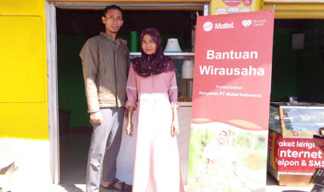 Karyawan PT Matel gandeng Rumah Zakat memberi bantuan usaha untuk warung milik Subarno.