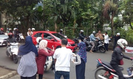 Karyawan Republika Penerbit membagikan iftar gratis kepada warga yang melintas di jalan raya pada Jumat (2/6). Pembagian iftar gratis ini dalam rangka HUT Republika Penerbit ke-14.