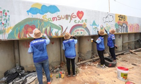 Karyawan Samsung mengecat kembali Kampung Pelangi.