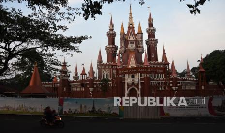 Direktur Utama PT Taman Wisata Candi (TWC) Borobudur, Prambanan dan Ratu Boko (Persero) Edy Setijono menyatakan siap mengelola Taman Mini Indonesia Indah (TMII) Jakarta menjadi lebih baik lagi. (Foto Ilustrasi anjungan Istana Anak-Anak Indonesia di Taman Mini Indonesia Indah, Jakarta)