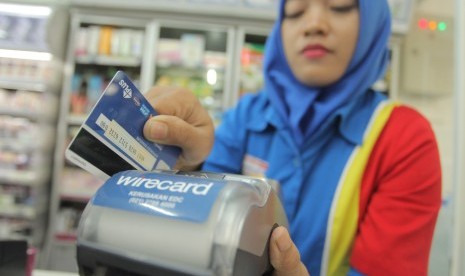 Karyawan toko mengesekan kartu debit di mesin Electronic Data Capture (EDC) di Jakarta, Selasa (5/9).