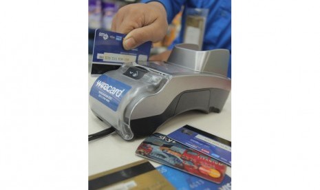 Karyawan toko mengesekan kartu debit di mesin Electronic Data Capture (EDC) di Jakarta, Selasa (5/9). Badan Pusat Statistik (BPS) mencatat pertumbuhan konsumsi rumah tangga pada kuartal III 2021 tumbuh 1,03 persen. 