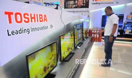  Karyawan Toshiba menunggu pengunjung di salah satu toko elektronik, Jakarta, Rabu (3/2). 