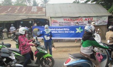 Karyawan XL membagikan masker kepada masyarakat di Banjarbaru, Kalimantan Selatan