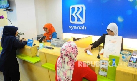  Karyawati melatayani nasabah di Banking Hall Bank BRI Syariah, Jakarta.