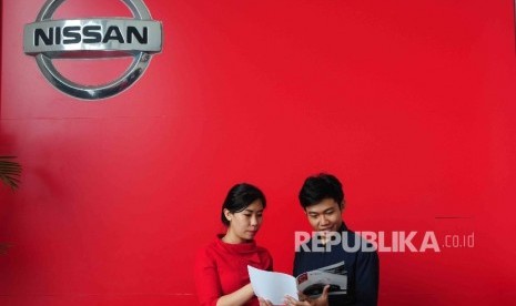 Karyawati melayani calon pembeli di diler PT Mitra Pinasthika Mustika Auto (MPM Auto) Nissan-Datsun di Alam Sutra, Tanggerang, Banten, Senin (28/3).