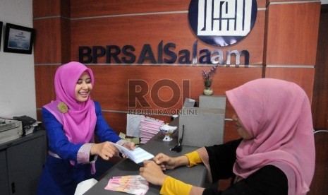 Karyawati melayani nasabah di bank pembiayaan rakyat syariah (BPRS) Al Salaam, Jakarta, Kamis (7/1). (Republika/Agung Supriyanto)