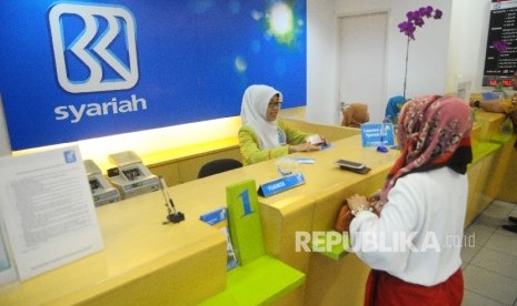  Karyawati melayani nasabah di Banking Hall Bank BRI Syariah, Jakarta. ilustrasi. 11 bank syariah beri keringanan berdasarkan aturan POJK No 11