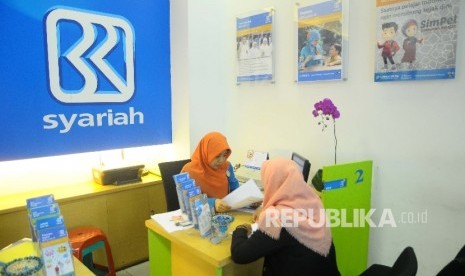  Karyawati melayani nasabah di Banking Hall Bank BRI Syariah, Jakarta, Rabu (17/5)