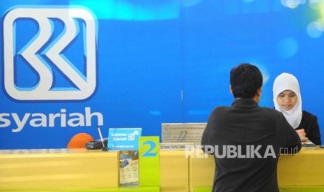 Karyawati melayani nasabah di Banking Hall Bank BRI Syariah, Jakarta Pusat, Senin (18/7). (Republika/Agung Supriyanto)