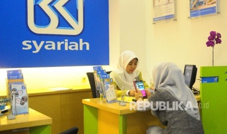 Karyawati melayani nasabah di Banking Hall Bank BRI Syariah, Jakarta, Kamis (23/3).  