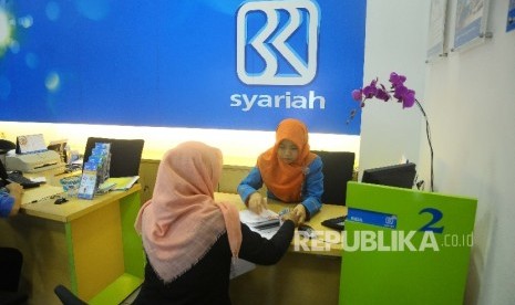 Karyawati melayani nasabah di Banking Hall Bank BRI Syariah, Jakarta, Rabu (17/5). 