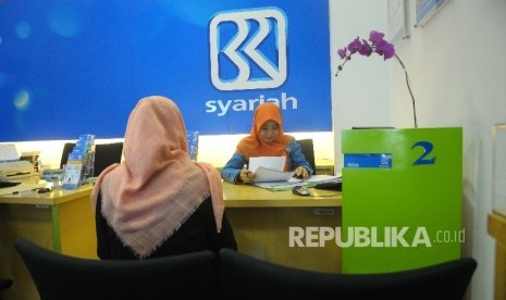 Karyawati melayani nasabah di Banking Hall Bank BRI Syariah, Jakarta, Rabu (17/5).