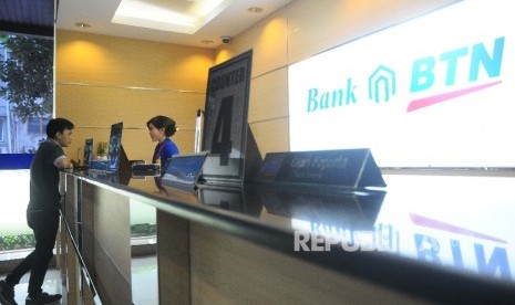  Karyawati melayani nasabah di banking Hall Bank BTN, Jakarta, Kamis (23/3).