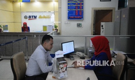  Karyawati melayani nasabah di Banking Hall Bank BTN, Jakarta, kamis (30/3). BTN luncurkan produk khusus milenial yang bernama Gress sejak Kuartal III 2018 