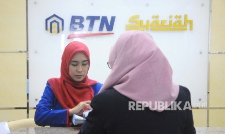 Karyawati melayani nasabah di Banking Hall Bank BTN Syariah, Jakarta.