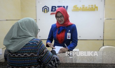 Karyawati melayani nasabah di Banking Hall Bank BTN Syariah, Jakarta (ilustrasi). PT Bank Tabungan Negara (Persero) Tbk (BTN) bekerja sama dengan PT Fintek Karya Nusantara (LinkAja) dalam pengembangan uang elektronik syariah yang pertama di Indonesia.