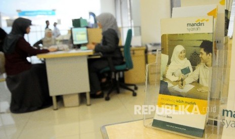 Karyawati melayani nasabah di Banking Hall Bank Mandiri Syariah (BSM), Jakarta, Selasa (7/2).