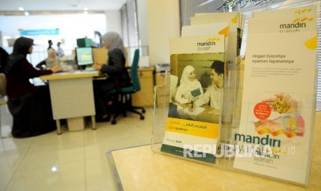 Karyawati melayani nasabah di Banking Hall Bank Mandiri Syariah (BSM), Jakarta, Selasa (7/2).