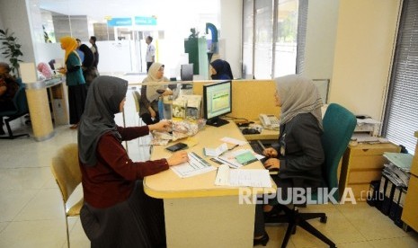 Karyawati melayani nasabah umrah di Banking Hall Bank Mandiri Syariah (BSM), Jakarta (Ilustrasi)