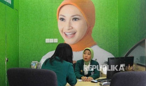  Seorang karyawati tengah melayani (ilustrasi) 